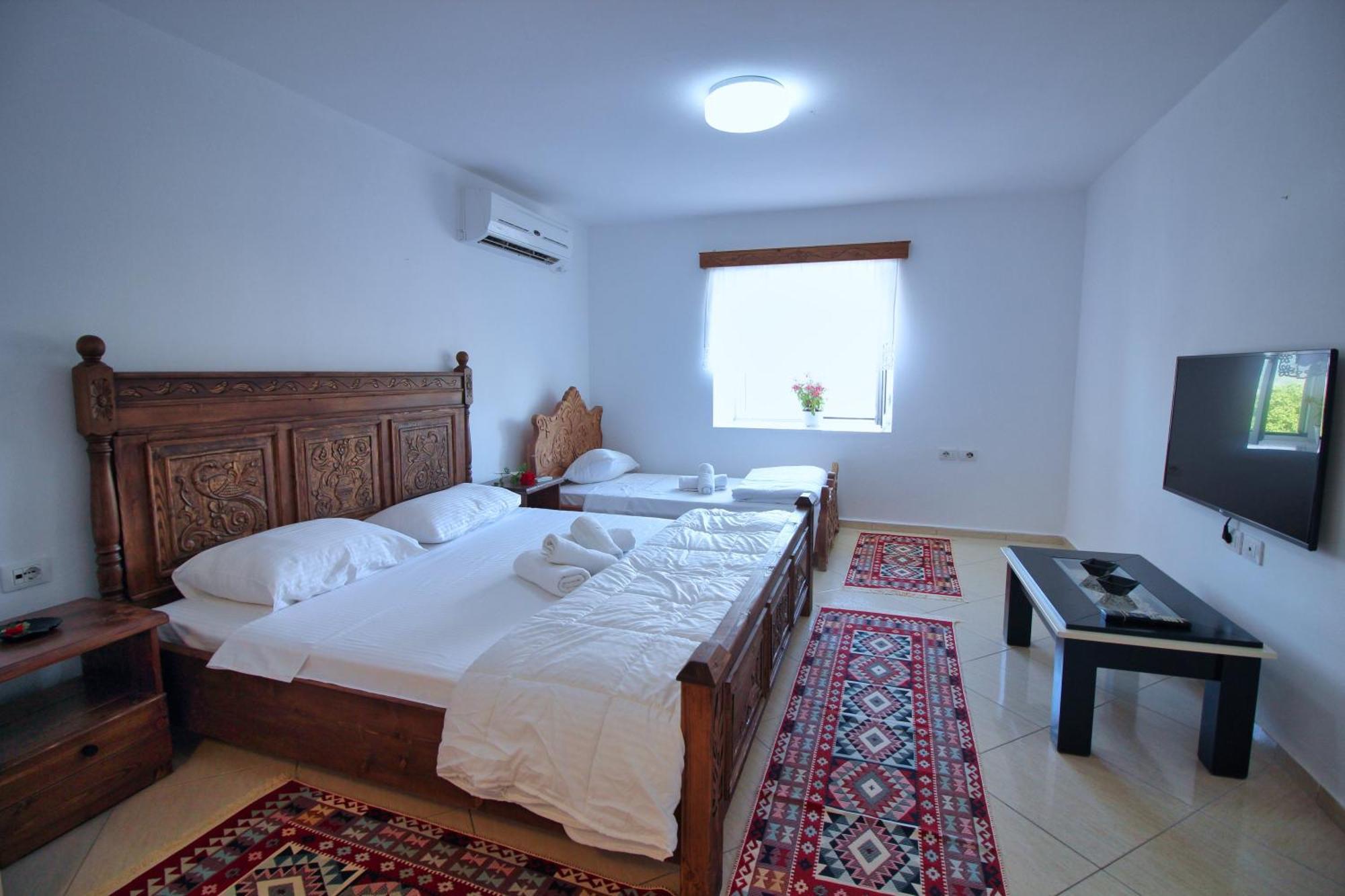 Guri Guesthouse Gjirokastër Exterior foto