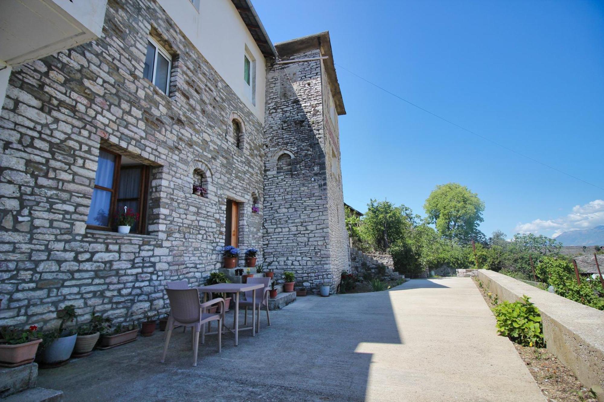 Guri Guesthouse Gjirokastër Exterior foto