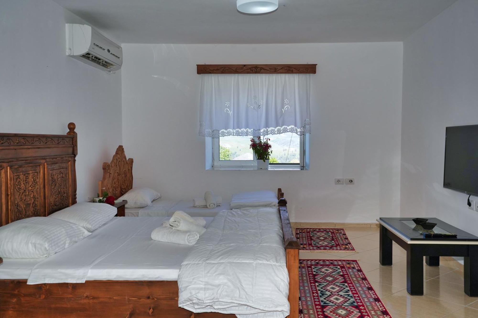 Guri Guesthouse Gjirokastër Exterior foto