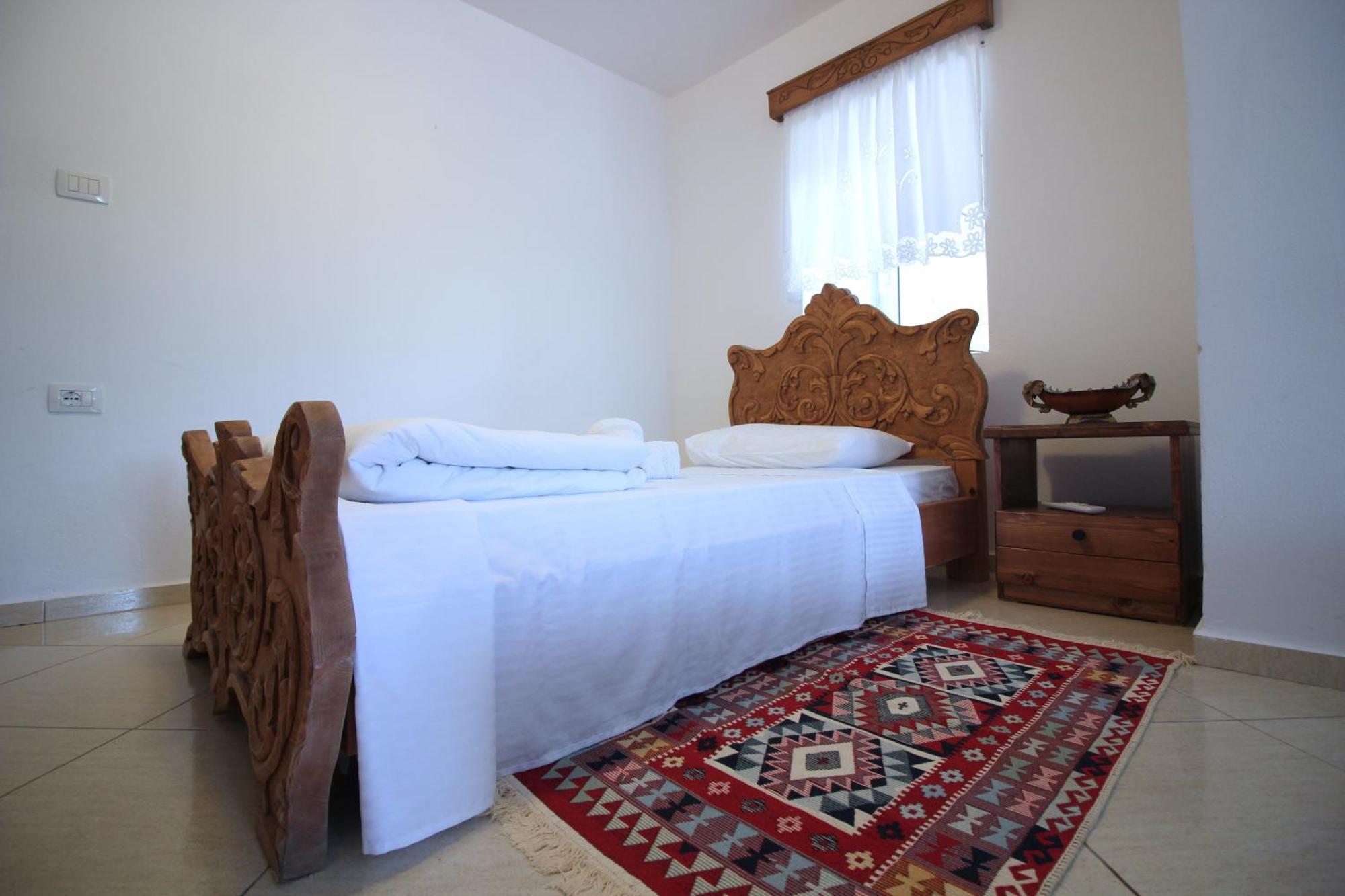 Guri Guesthouse Gjirokastër Exterior foto