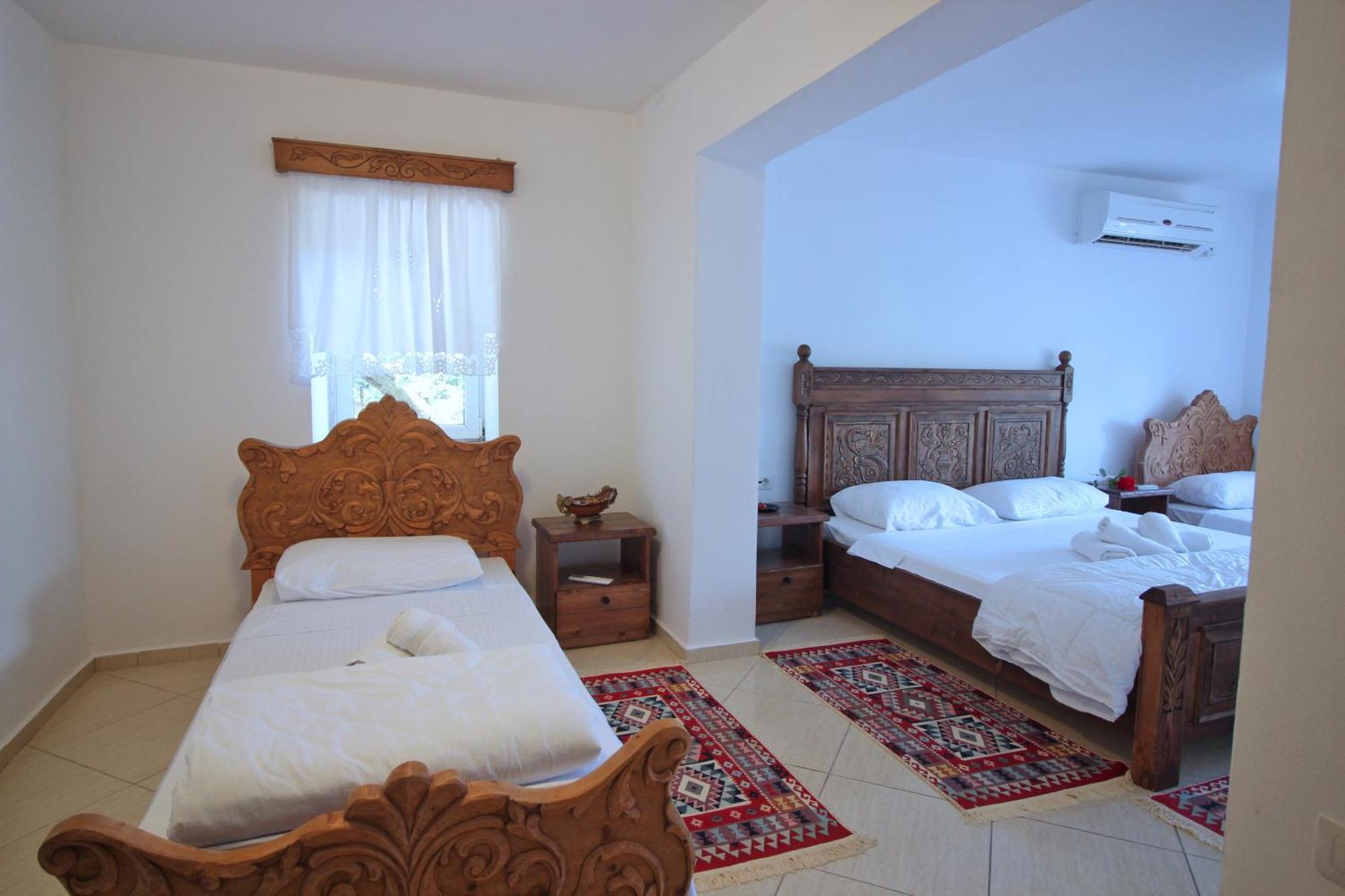 Guri Guesthouse Gjirokastër Exterior foto