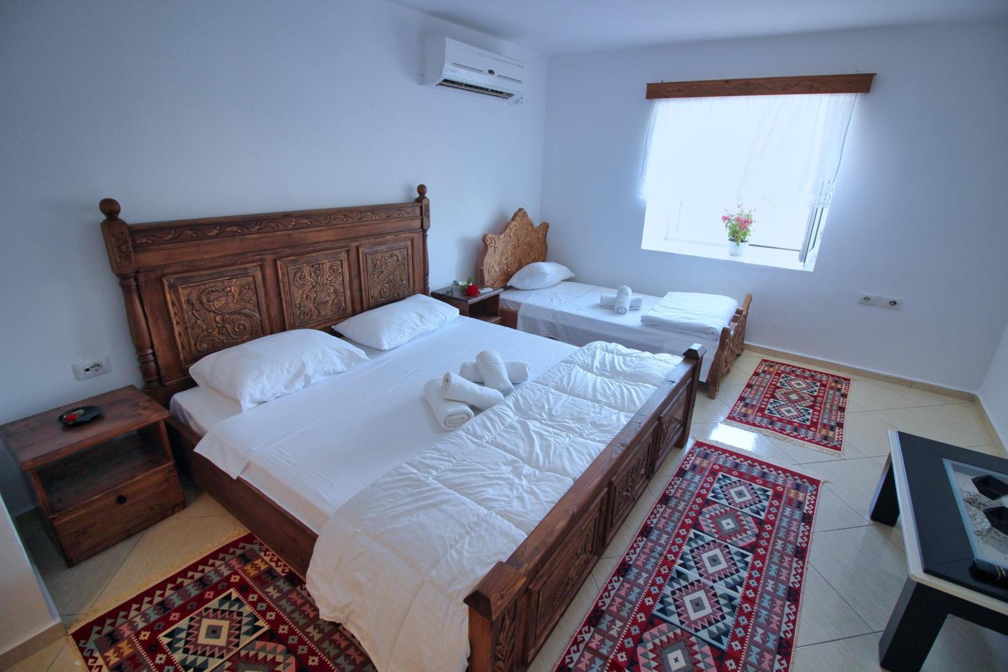 Guri Guesthouse Gjirokastër Exterior foto