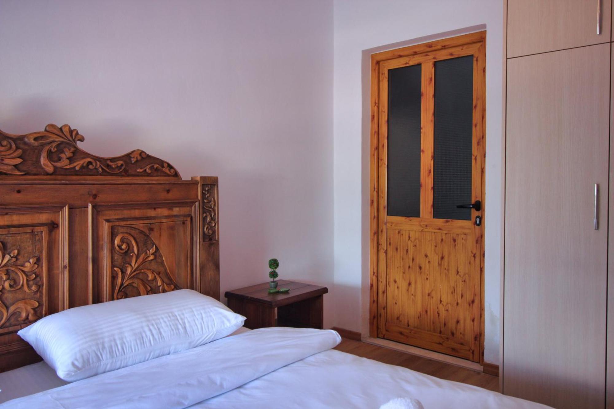 Guri Guesthouse Gjirokastër Exterior foto