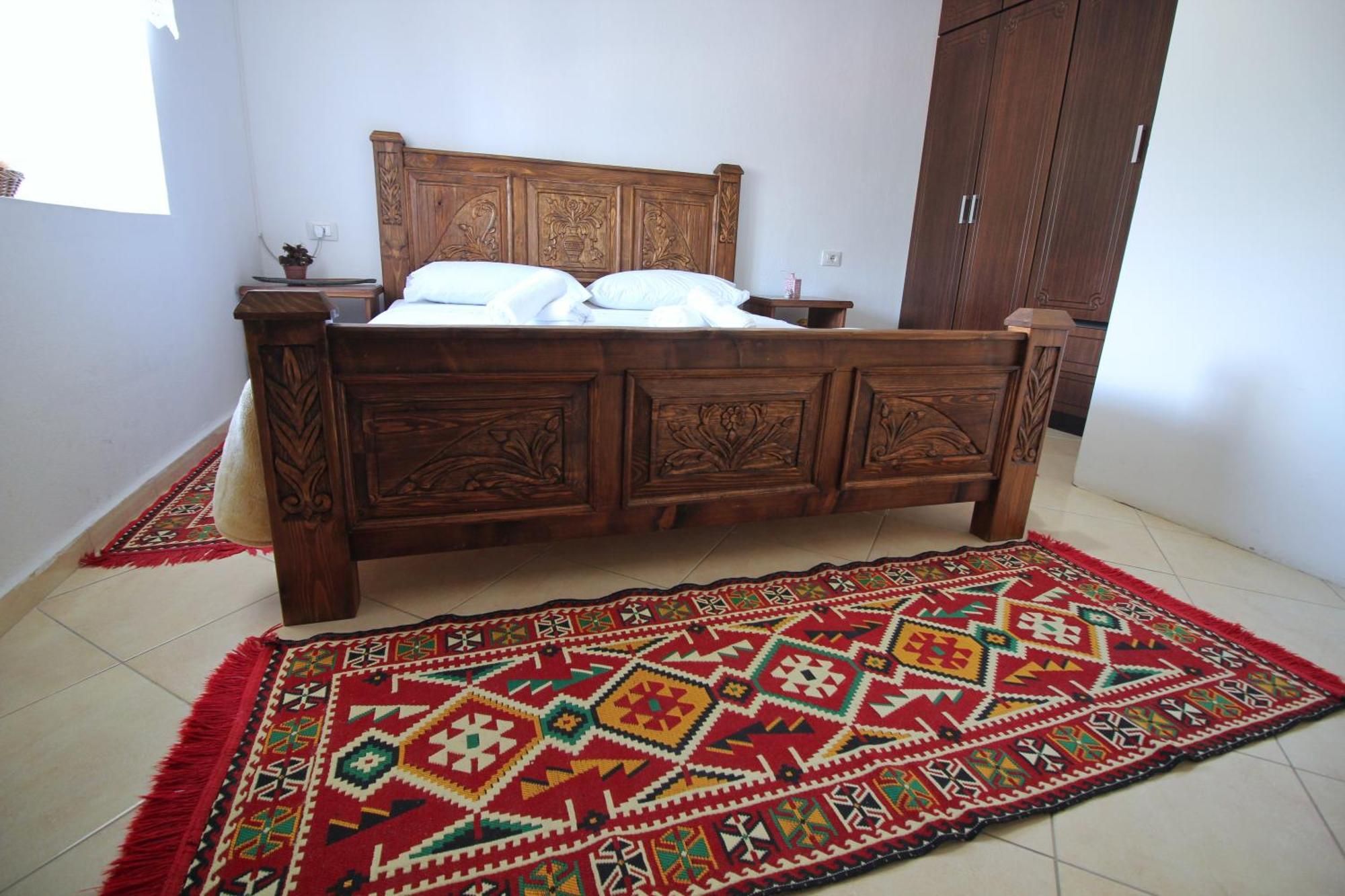 Guri Guesthouse Gjirokastër Exterior foto