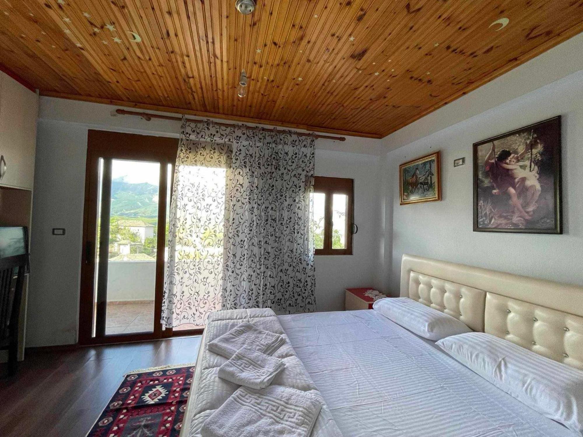Guri Guesthouse Gjirokastër Exterior foto