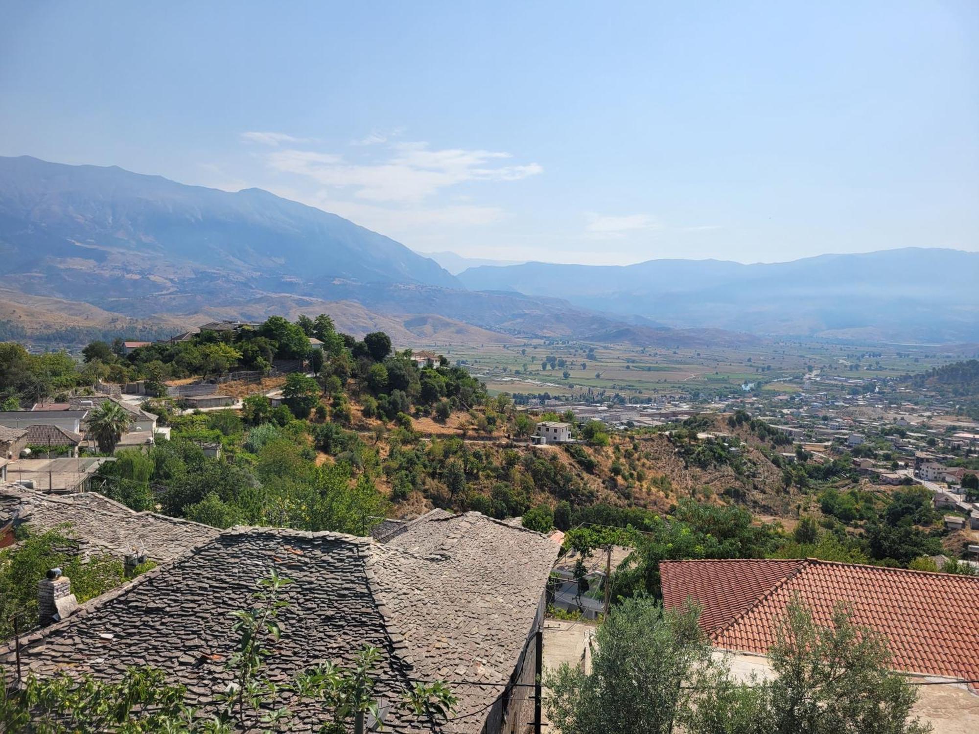 Guri Guesthouse Gjirokastër Exterior foto